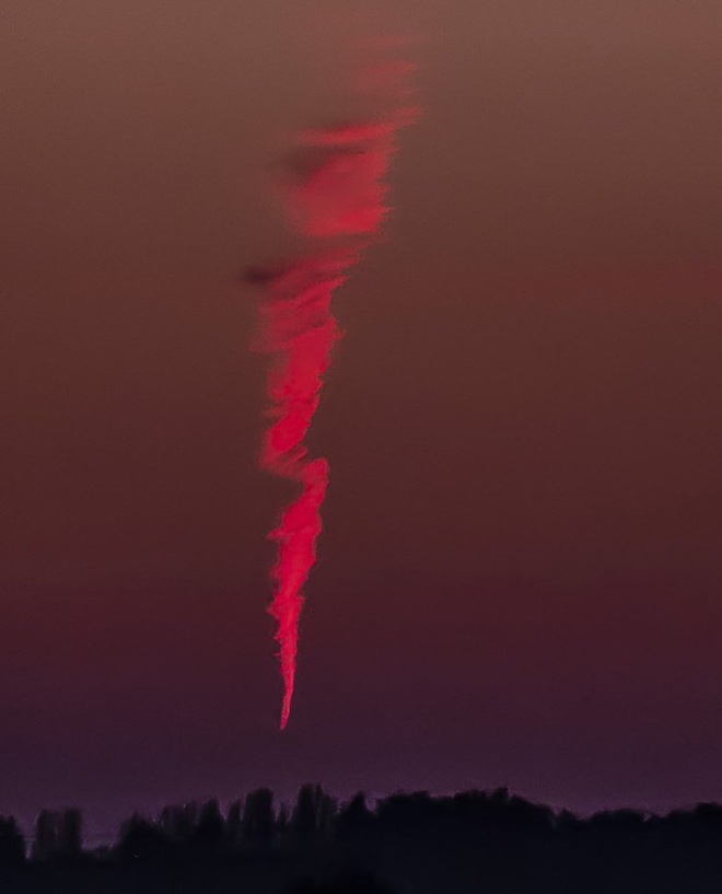 Vật thể lạ cháy rực trên bầu trời nước Anh - Ảnh 3.