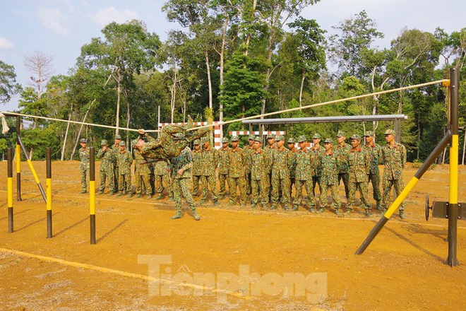 Xem tân binh tập luyện dưới nắng nóng 40 độ C  - Ảnh 2.