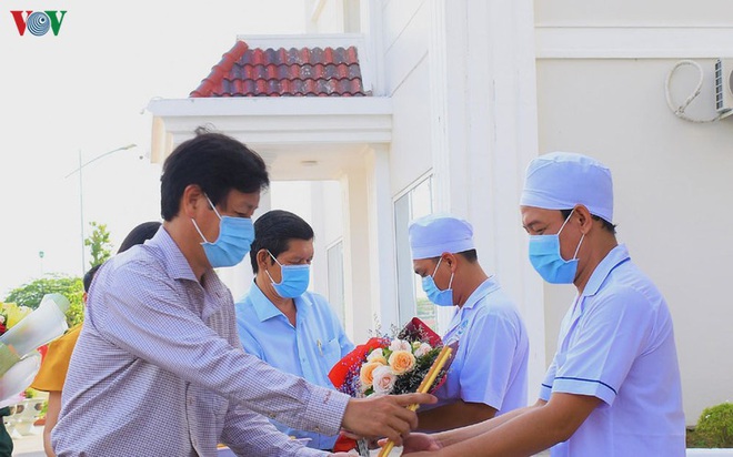 Cập nhật tình hình 3 bệnh nhân COVID-19 nặng nhất tại Việt Nam; PGS.TS Trần Đắc Phu: Không thể khẳng định sự lây lan trong cộng đồng đã hết hay chưa - Ảnh 1.
