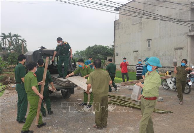 Dỡ bỏ cách ly một thôn ở tỉnh Hà Nam; PGS.TS Trần Đắc Phu: Không thể khẳng định sự lây lan trong cộng đồng đã hết hay chưa - Ảnh 1.