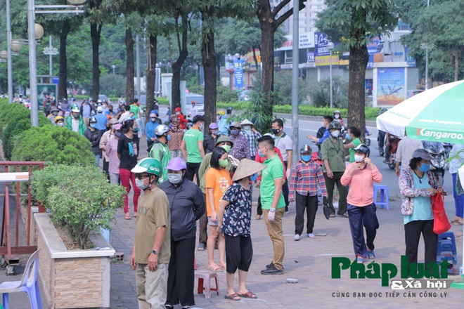 Người dân xếp hàng dài nhận nhu yếu phẩm ở quận Thanh Xuân - Ảnh 19.