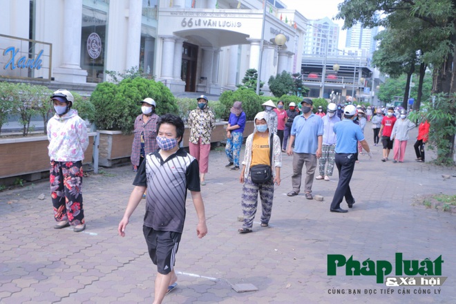 Người dân xếp hàng dài nhận nhu yếu phẩm ở quận Thanh Xuân - Ảnh 6.