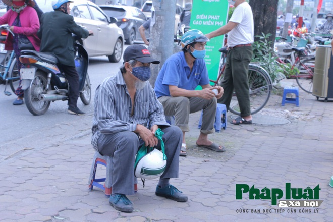 Người dân xếp hàng dài nhận nhu yếu phẩm ở quận Thanh Xuân - Ảnh 8.