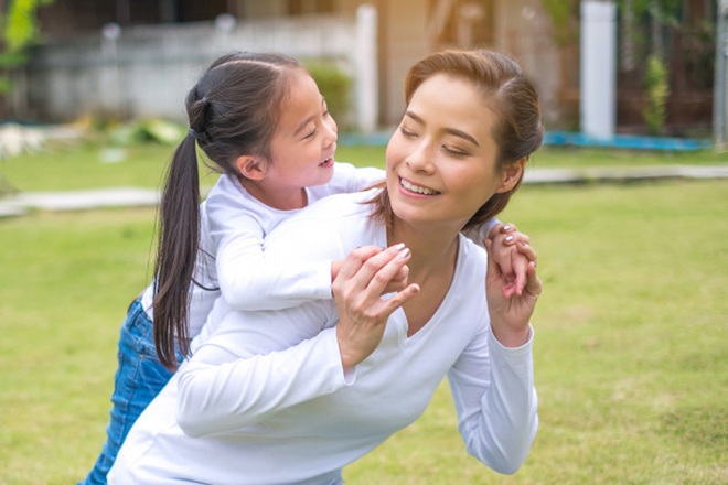 Con gái tò mò hỏi: Con sinh ra từ đâu, mẹ trẻ bình tĩnh đáp 1 câu khiến ai nấy ngợi khen vì quá thông minh - Ảnh 2.