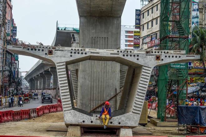 24h qua ảnh: Người đàn ông đạp xe qua cánh đồng hoa cải nở vàng - Ảnh 9.