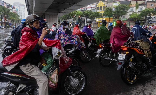 Hà Nội ngày đầu hết cách ly xã hội: Người dân đổ ra đường đi làm dưới cơn mưa tầm tã - Ảnh 11.