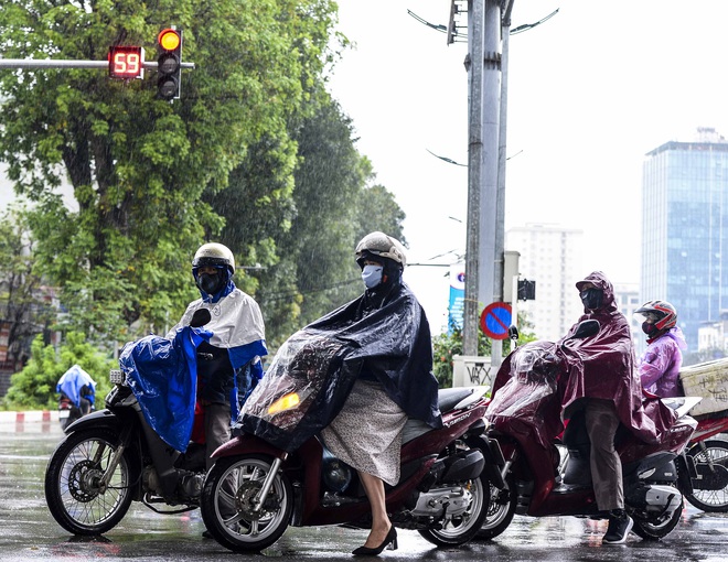 Hà Nội ngày đầu hết cách ly xã hội: Người dân đổ ra đường đi làm dưới cơn mưa tầm tã - Ảnh 13.