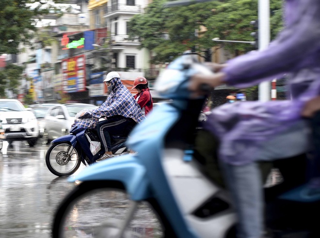 Hà Nội ngày đầu hết cách ly xã hội: Người dân đổ ra đường đi làm dưới cơn mưa tầm tã - Ảnh 15.