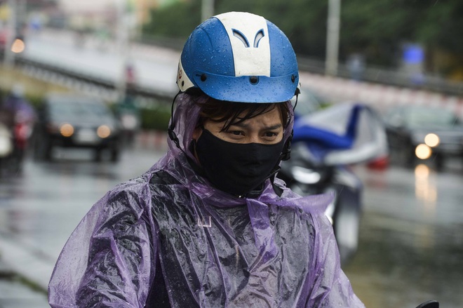 Hà Nội ngày đầu hết cách ly xã hội: Người dân đổ ra đường đi làm dưới cơn mưa tầm tã - Ảnh 9.