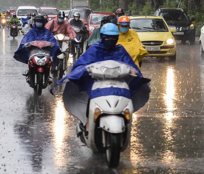Hà Nội ngày đầu hết cách ly xã hội: Người dân đổ ra đường đi làm dưới cơn mưa tầm tã - Ảnh 5.