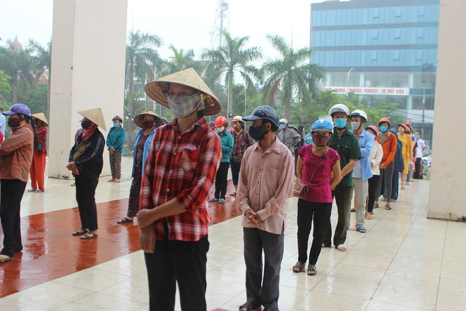 Người dân Hà Tĩnh phấn khởi xếp hàng dài để nhận gạo từ cây ATM đầu tiên - Ảnh 8.