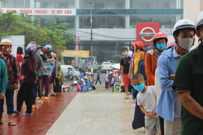 Người dân Hà Tĩnh phấn khởi xếp hàng dài để nhận gạo từ cây ATM đầu tiên - Ảnh 4.
