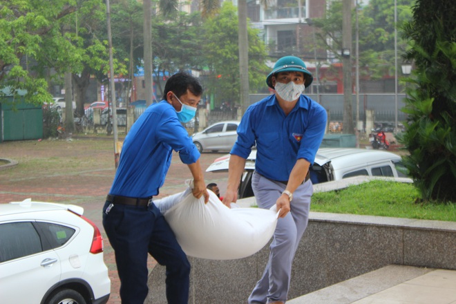 Người dân Hà Tĩnh phấn khởi xếp hàng dài để nhận gạo từ cây ATM đầu tiên - Ảnh 11.
