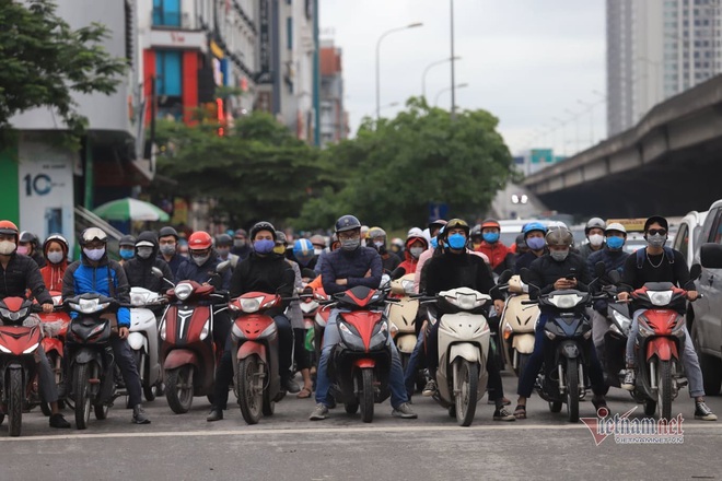 Dịch Covid-19 ngày 23/4: Dỡ phong tỏa thị trấn Đồng Văn; TP.HCM ngưng lấy mẫu xét nghiệm sàng lọc Covid-19 tại sân bay, nhà ga - Ảnh 3.