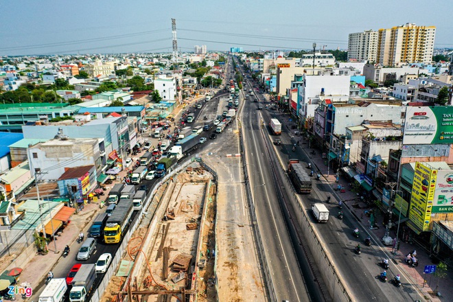 Dịch Covid-19 ngày 23/4: Máy xét nghiệm Covid-19 bị nâng giá 4,7 tỷ đồng; Hà Giang dỡ phong tỏa thị trấn Đồng Văn - Ảnh 1.