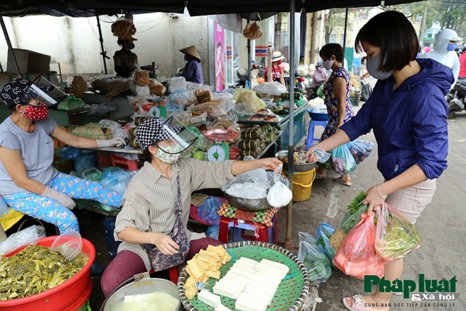 Khu chợ 100% tiểu thương đeo kính chắn giọt bắn tại Hà Nội giữa mùa dịch Covid-19 - Ảnh 2.