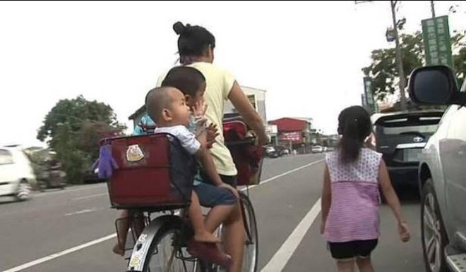 Mẹ đạp xe để bé gái 6 tuổi chạy bộ theo sau tới trường, nhiều người chỉ trích nhưng sự thật đằng sau mới bất ngờ - Ảnh 3.