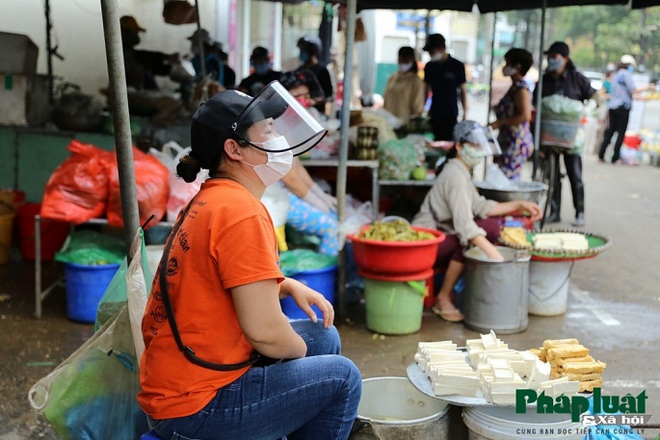Khu chợ 100% tiểu thương đeo kính chắn giọt bắn tại Hà Nội giữa mùa dịch Covid-19 - Ảnh 5.