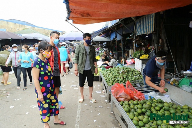 Khu chợ 100% tiểu thương đeo kính chắn giọt bắn tại Hà Nội giữa mùa dịch Covid-19 - Ảnh 6.