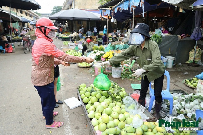 Khu chợ 100% tiểu thương đeo kính chắn giọt bắn tại Hà Nội giữa mùa dịch Covid-19 - Ảnh 7.