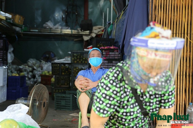 Khu chợ 100% tiểu thương đeo kính chắn giọt bắn tại Hà Nội giữa mùa dịch Covid-19 - Ảnh 8.