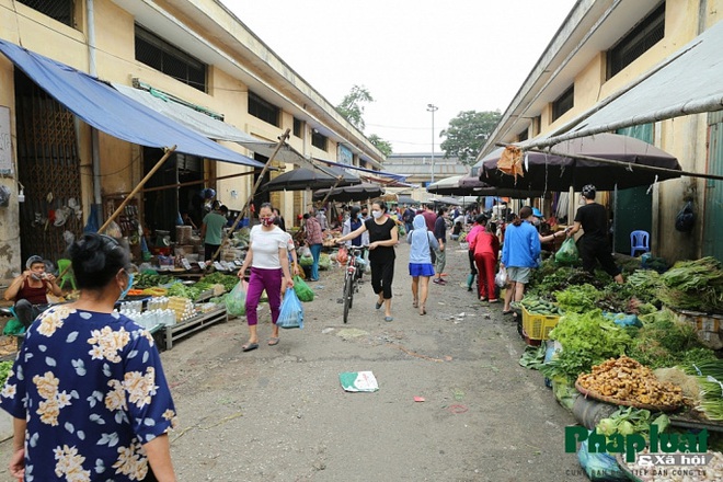Khu chợ 100% tiểu thương đeo kính chắn giọt bắn tại Hà Nội giữa mùa dịch Covid-19 - Ảnh 9.