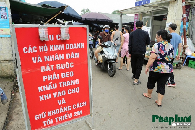 Khu chợ 100% tiểu thương đeo kính chắn giọt bắn tại Hà Nội giữa mùa dịch Covid-19 - Ảnh 10.