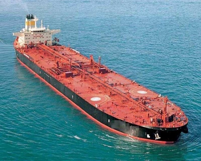 Giá dầu đang âm, nếu mua cả một con tàu chở dầu cũ để chứa dầu thì bạn sẽ kiếm được bao nhiêu tiền? - Ảnh 1.