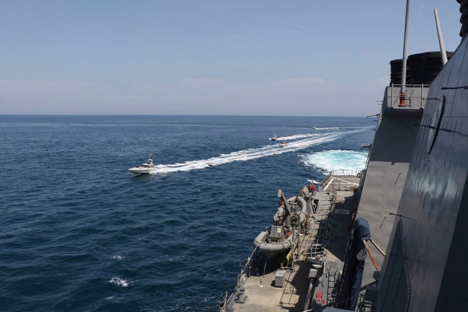 Iran tuyên chiến, lệnh cho tên lửa nhằm bắn toàn bộ tàu Mỹ - Idlib căng thẳng cực độ, Quân đội Syria đánh lớn - Ảnh 1.