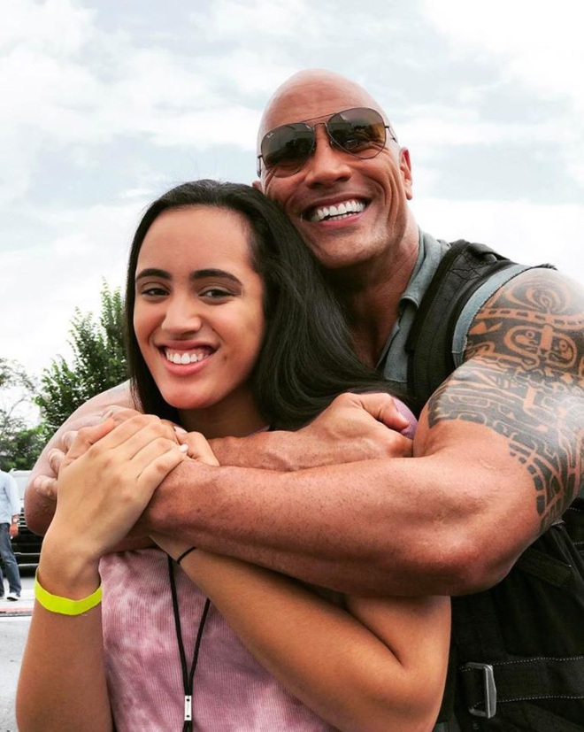 The Rock: Gã khổng lồ Hollywood và những khoảnh khắc nhỏ bé ngỡ ngàng trước vợ con - Ảnh 3.