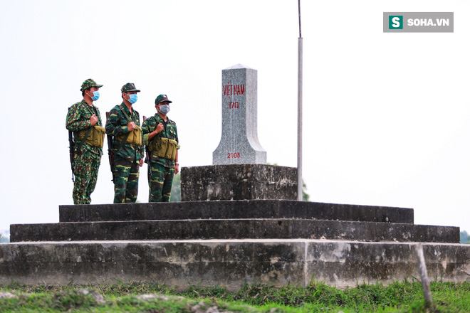 Trên mặt muỗi bay vo ve, dưới chân đỉa đói bu kín, xui xui thì nằm trên ổ kiến lửa... anh em vẫn bám trụ làm nhiệm vụ - Ảnh 17.