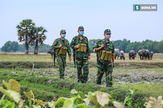 Trên mặt muỗi bay vo ve, dưới chân đỉa đói bu kín, xui xui thì nằm trên ổ kiến lửa... anh em vẫn bám trụ làm nhiệm vụ - Ảnh 5.