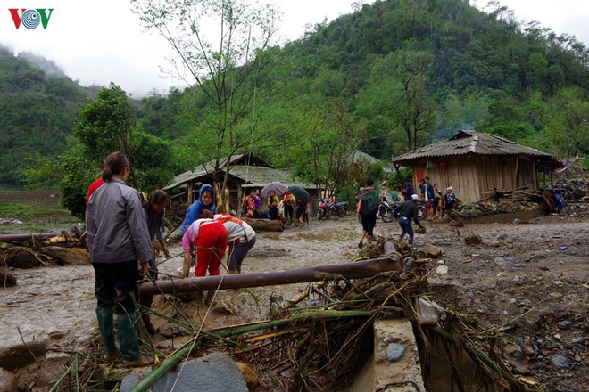  Ảnh: Dầm bùn, đội mưa nỗ lực hỗ trợ người dân khắc phục hậu quả thiên tai - Ảnh 16.