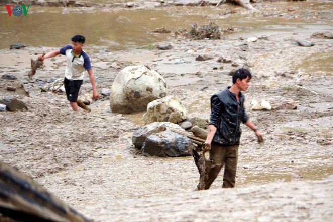  Ảnh: Dầm bùn, đội mưa nỗ lực hỗ trợ người dân khắc phục hậu quả thiên tai - Ảnh 17.