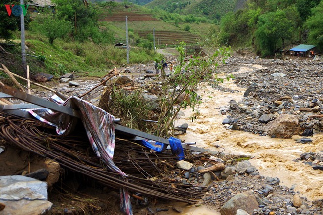  Ảnh: Dầm bùn, đội mưa nỗ lực hỗ trợ người dân khắc phục hậu quả thiên tai - Ảnh 7.