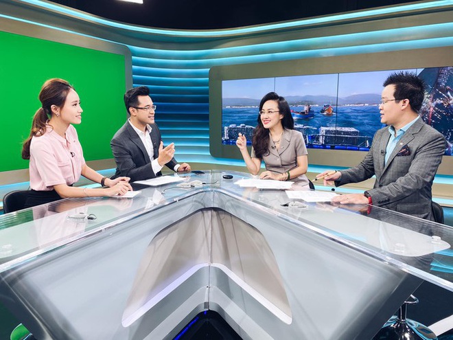 Những Hình Ảnh Hậu Trường Cười Té Ghế Của Các Btv Thời Sự Vtv