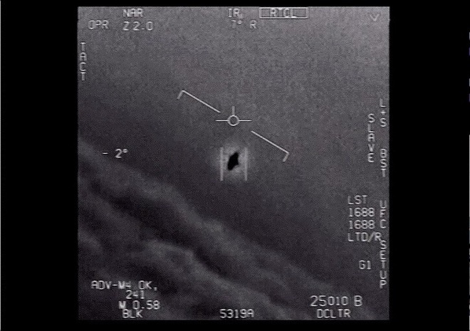 Lầu Năm Góc chính thức công bố video về UFO - Ảnh 1.