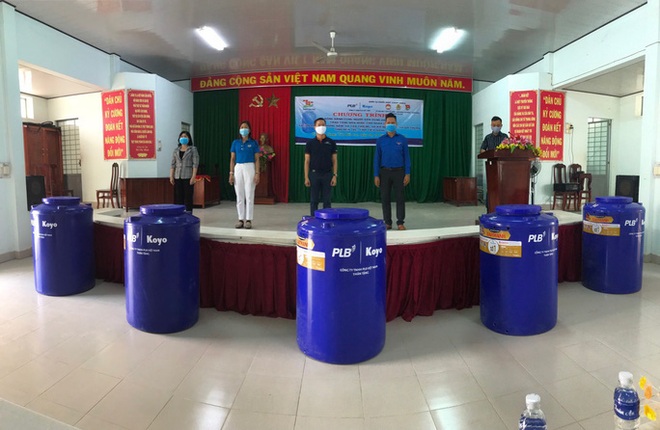 Tặng 50 bồn chứa nước cho người nghèo ở Bến Tre, Tiền Giang - Ảnh 1.