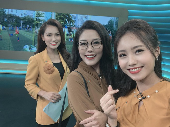 Những hình ảnh hậu trường cười té ghế của các BTV Thời sự VTV - Ảnh 4.