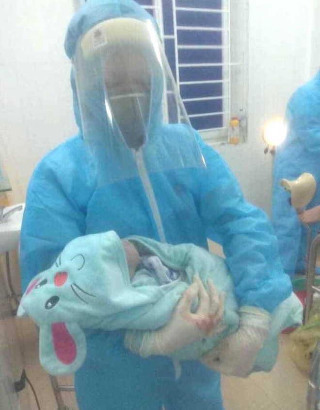 Sản phụ đang cách ly ở bệnh viện được bác sỹ đỡ đẻ thành công bé trai nặng gần 3kg - Ảnh 1.