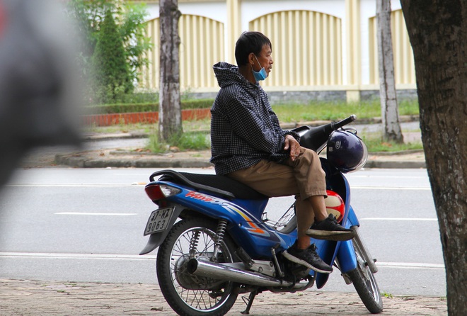 Đang cách ly xã hội, người dân TP Vinh vẫn tập trung đông ở hồ điều hòa dạo chơi, tập thể dục - Ảnh 7.