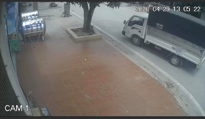 Đỗ xe tải bên đường, 2 thanh niên có hành động khiến tất cả kinh ngạc, chủ nhà bất ngờ tung video tố cáo - Ảnh 3.