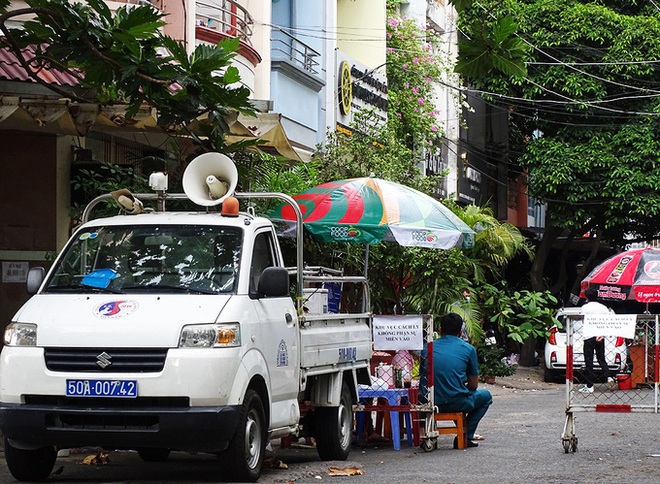 Dịch Covid-19 ngày 30/4: Phong tỏa chung cư ở Sài Gòn, nơi BN 92 vừa dương tính lại; Bệnh nhân ở Hà Giang đã khỏi bệnh - Ảnh 2.