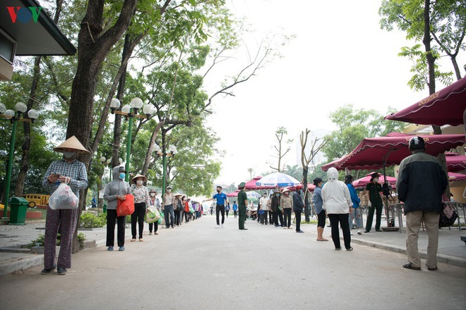 Dịch Covid-19 ngày 30/4: Phong tỏa chung cư ở Sài Gòn, nơi BN 92 vừa tái dương tính; 3/4 bệnh nhân tái dương tính đã âm tính trở lại - Ảnh 6.