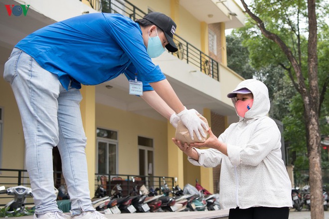 Dịch Covid-19 ngày 30/4: Phong tỏa chung cư ở Sài Gòn, nơi BN 92 vừa tái dương tính; 3/4 bệnh nhân tái dương tính đã âm tính trở lại - Ảnh 8.