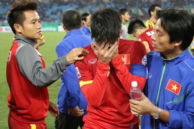 Giữa ngày đen tối nhất của Mỹ Đình, Công Vinh vẫn hiên ngang kéo cả một đoàn quân đứng dậy - Ảnh 3. Giữa ngày đen tối nhất của Mỹ Đình, Công Vinh vẫn hiên ngang kéo cả một đoàn quân đứng dậy - Ảnh 3.