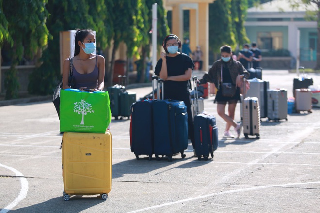 [TRỰC TIẾP] 930 người được về nhà sau 14 ngày cách ly tập trung tại Sài Gòn - Ảnh 4.