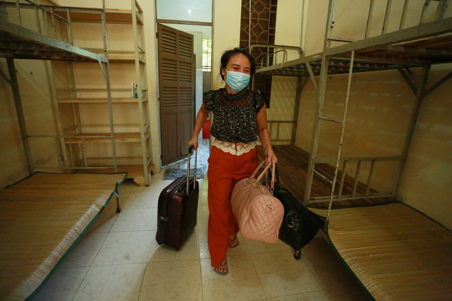 [TRỰC TIẾP] 930 người được về nhà sau 14 ngày cách ly tập trung tại Sài Gòn - Ảnh 3.