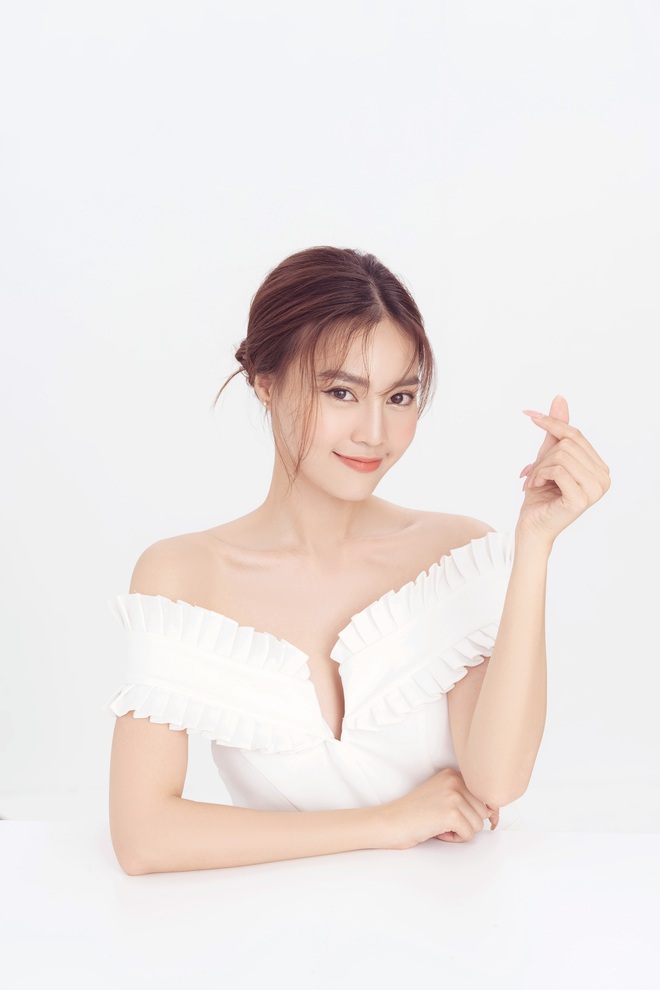 Ninh Dương Lan Ngọc khoe vai trần quyến rũ mừng tuổi mới - Ảnh 5. Ninh Dương Lan Ngọc khoe vai trần quyến rũ mừng tuổi mới - Ảnh 5.