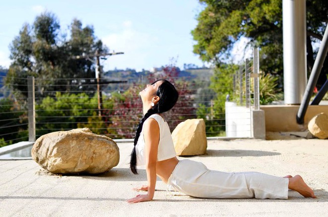 Sống tích cực mùa dịch:  Hồng Nhung tập yoga tại nhà ở Mỹ, khoe vòng eo con kiến - Ảnh 2.